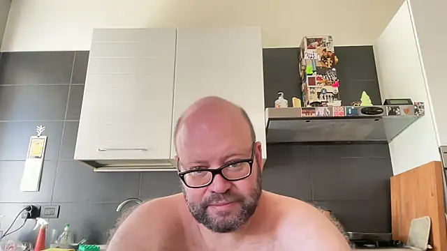 theitalianbear live cam on StripChat