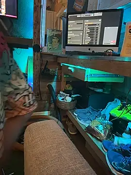 twist_n_tease - Twist_N_Tease's free webcam - UK Sex Cams