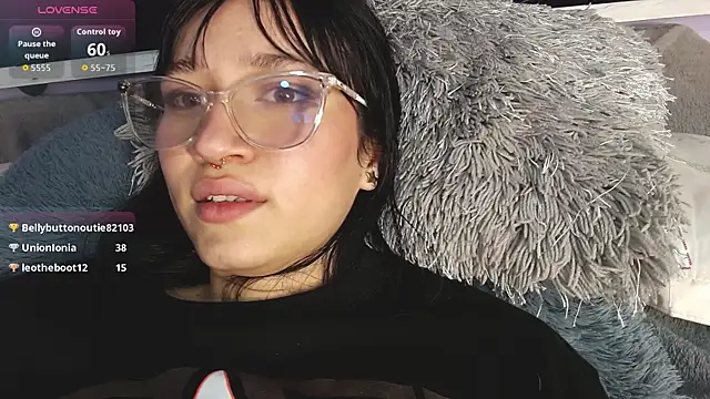 ellie_dollie (F young) - Rub pussy with dildo