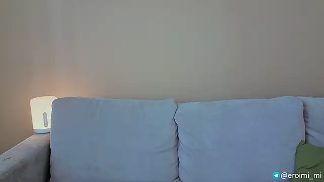 eroimi (F young) - Domi play close up