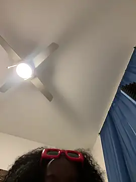 HouseOfDesiree live cam on StripChat