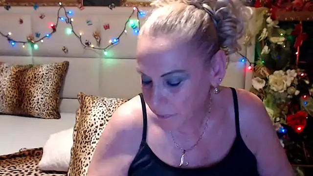 HappyWomanOn live cam on StripChat