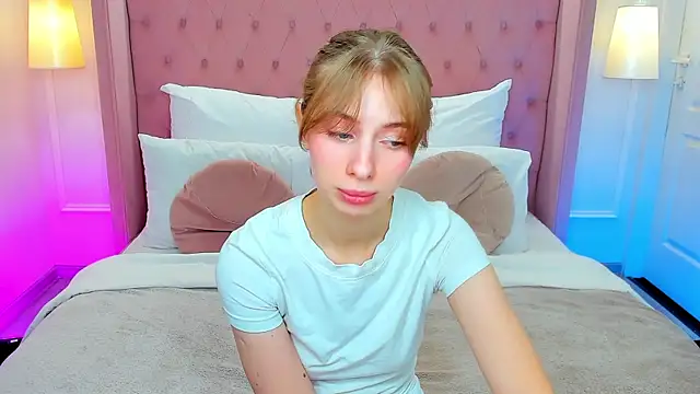 EricaLow live cam on StripChat