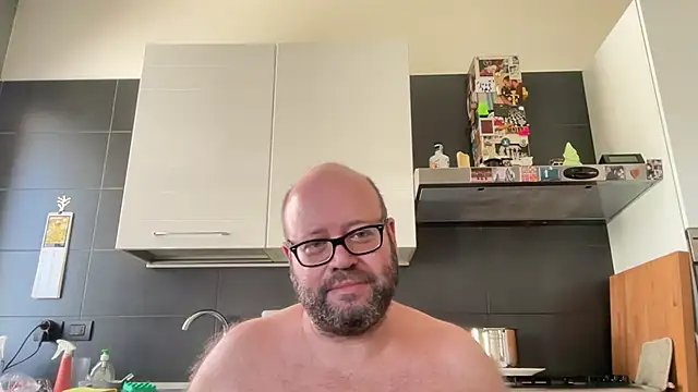 theitalianbear live cam on StripChat