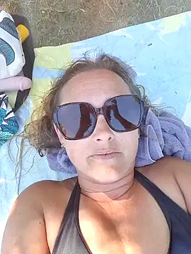 hot_milf_denise (Ask my age) - Dildo-Play in der Freibad-Umkleide