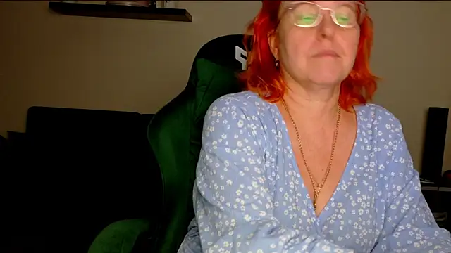 joannaandneighbour (F mature) - Pussy open