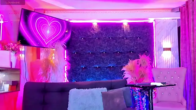 Queens_Wonders_Blonders webcam