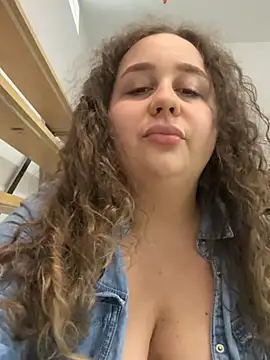 CurlyMaddie webcam