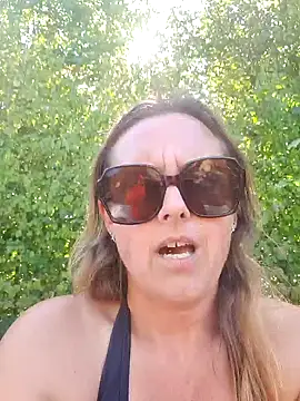 hot_milf_denise (Ask my age) - Dildo-Play in der Freibad-Umkleide