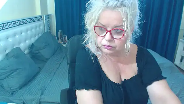 SonyaHotMilf live cam on StripChat