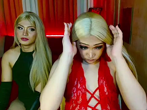 Phenomenal_Shemale live cam on StripChat