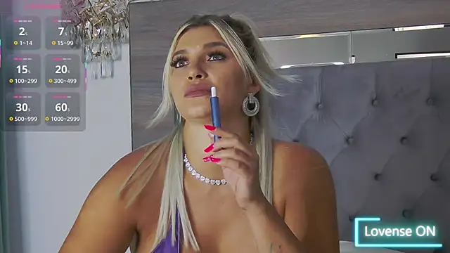 Lorehottie webcam