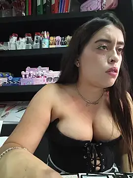 MissNyraSecret webcam