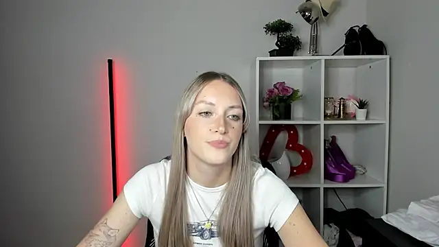 EvelynBlond webcam