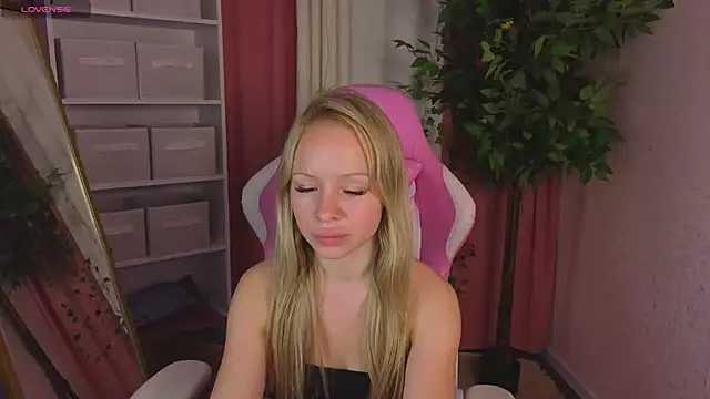 Milana_r0se webcam