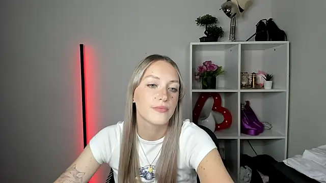 EvelynBlond webcam