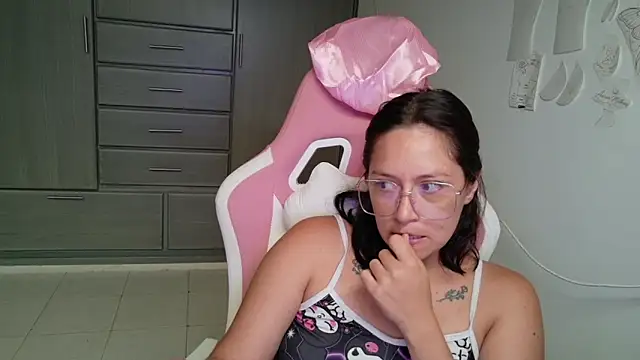 MommyMiaWs webcam