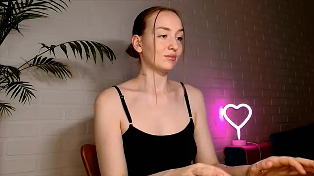 WhitePrincessLuna live cam on StripChat