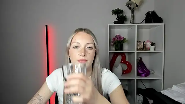 EvelynBlond webcam