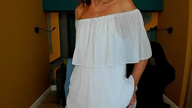 EllaLong webcam