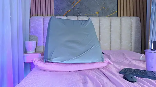 mia_scot webcam