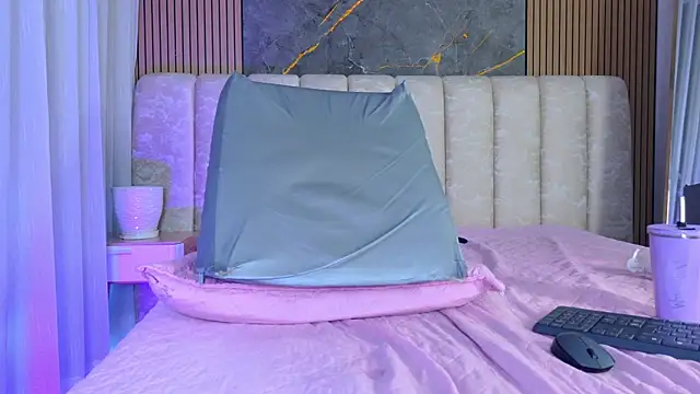 mia_scot webcam