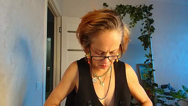 LioraWeiss live cam on StripChat