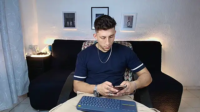 SR_EMILIOCUM live cam on StripChat