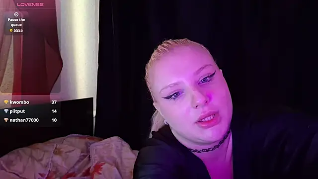 SweetyFluffy live cam on StripChat
