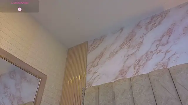 Alahia_Bloom webcam