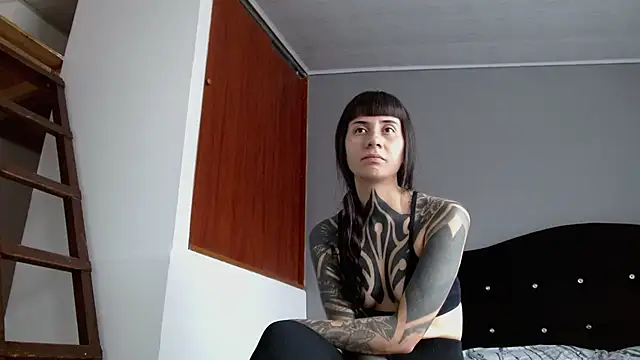 Emilia_1995 live cam on StripChat