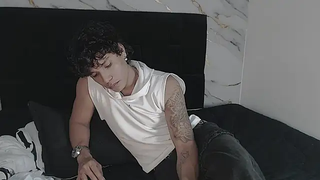 MaximilianRoth live cam on StripChat