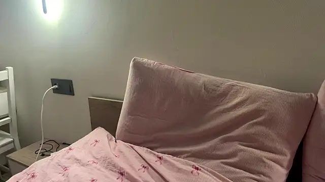 Ur_neighbor_Kira webcam
