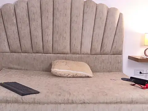 Tiny_wiild live cam on StripChat