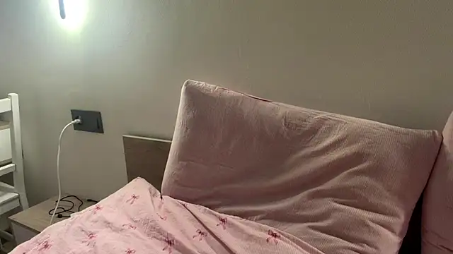 Ur_neighbor_Kira webcam