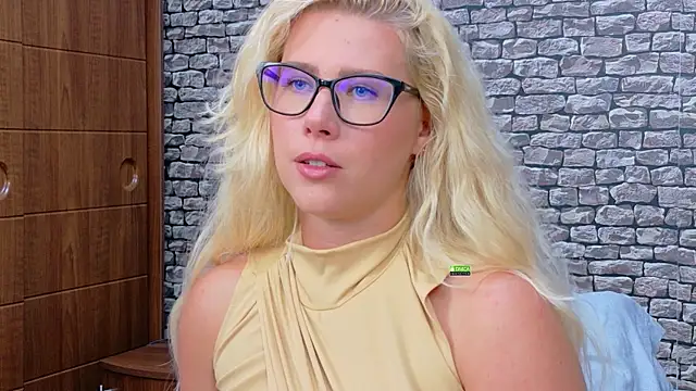 CuteBlondeMe webcam