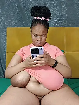 HugeTitisxx webcam