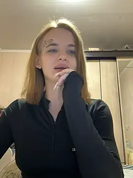 LeinaWoluers live cam on StripChat
