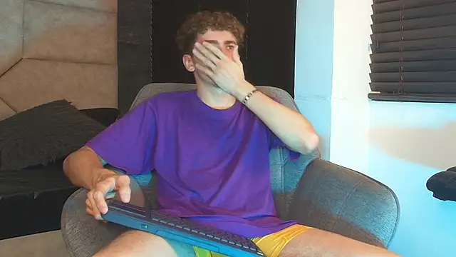Tyler_Mcrey live cam on StripChat