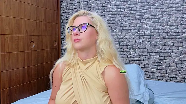 CuteBlondeMe webcam