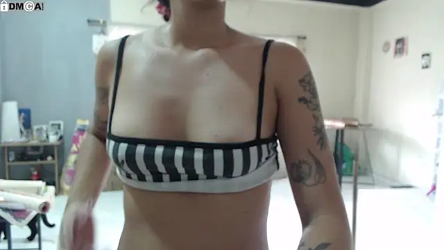AlinaWoolf_ webcam