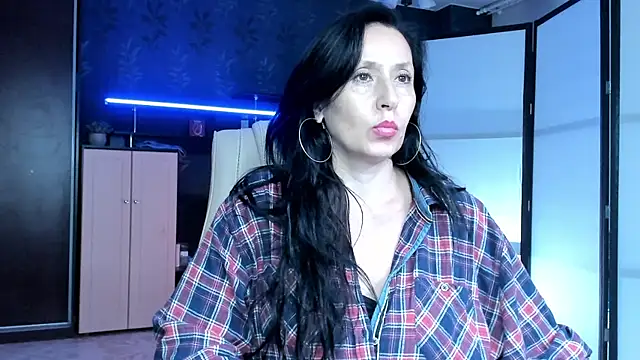 Lucky_Milf live cam on StripChat