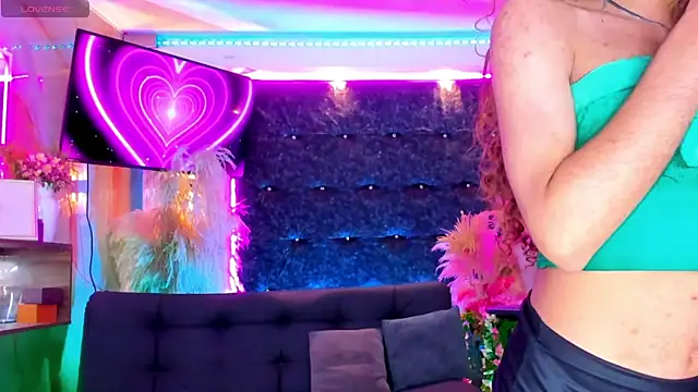 Queens_Wonders_Blonders webcam