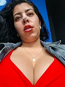 Luianna live cam on StripChat