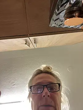 Blondnboujee53 webcam