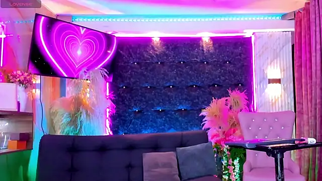 Queens_Wonders_Blonders webcam