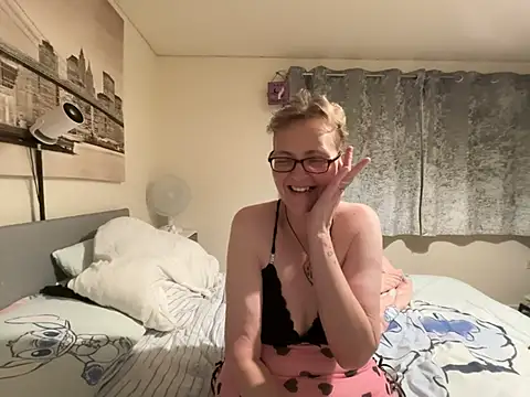 Curvy-Jinx webcam