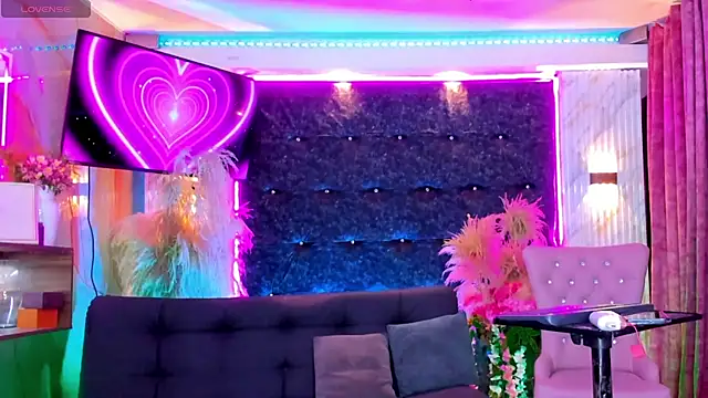 Queens_Wonders_Blonders webcam