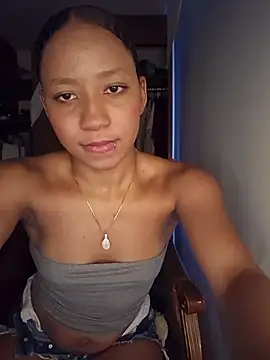 Laurakail_wan webcam