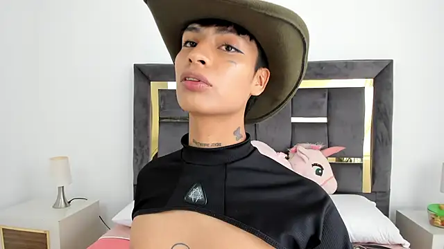 Exotic__April webcam